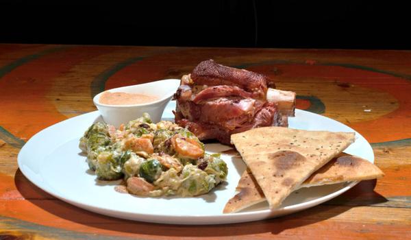 Ciolan de porc cu varză de bruxelles cu parmezan şi sos de hrean+ foccacia